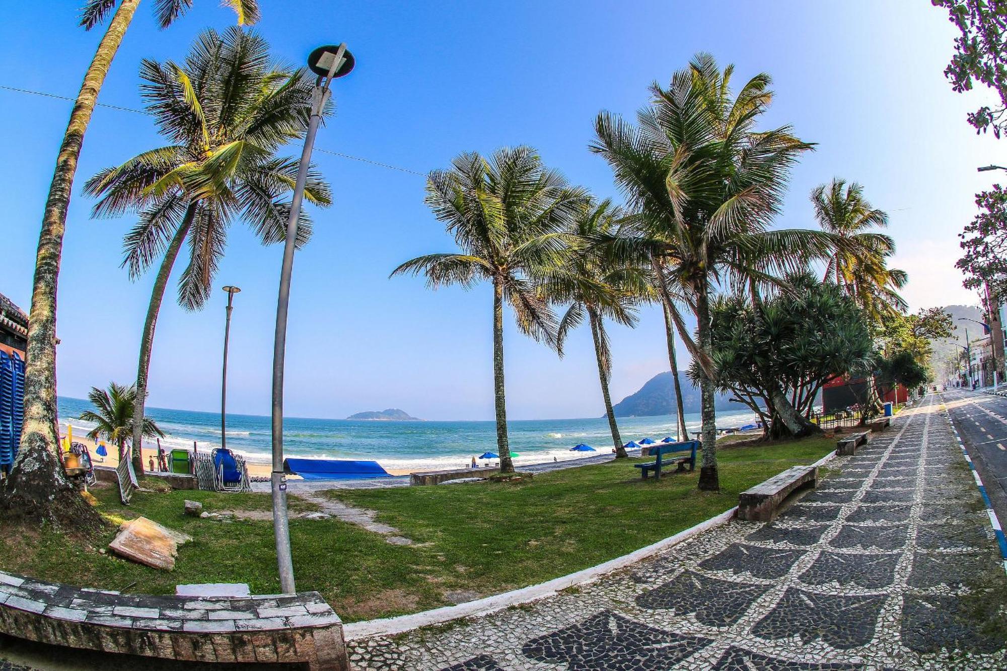 Pe Na Areia: Beachfront Guarujá Apartment with AC and Parking Exterior photo