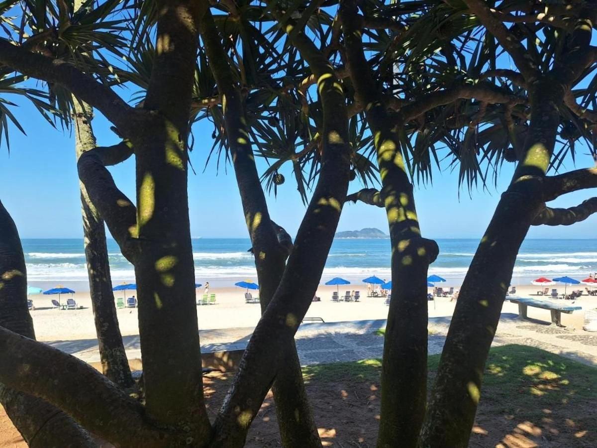 Pe Na Areia: Beachfront Guarujá Apartment with AC and Parking Exterior photo